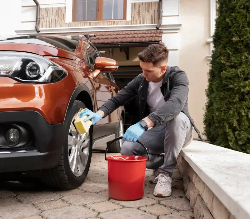 Lavage auto à domicile Cubnezais : professionnel intervenant sur un véhicule